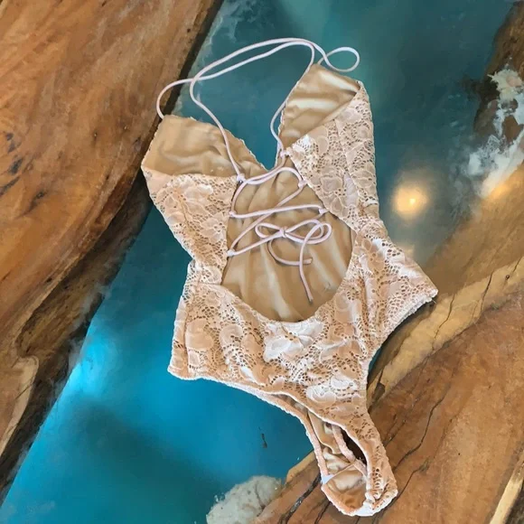 NEW Windsor Brand Lace Bodysuit ❤️ - Picture 2 of 5